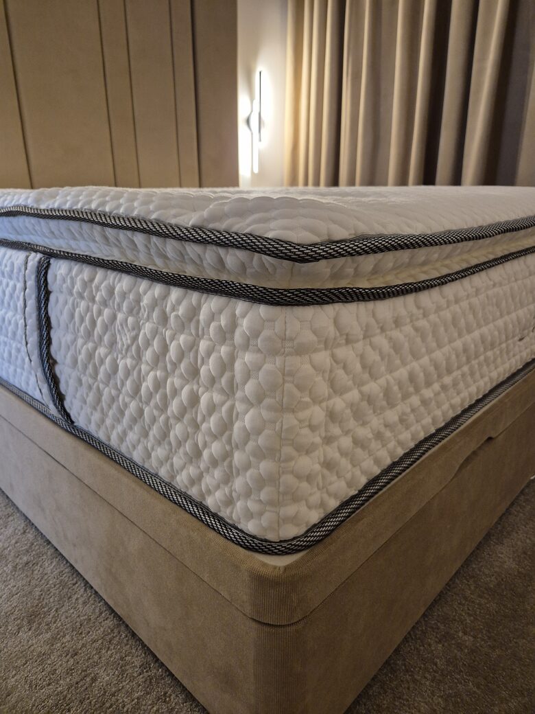 Luxury pillow top 2000 pocket sprung mattress